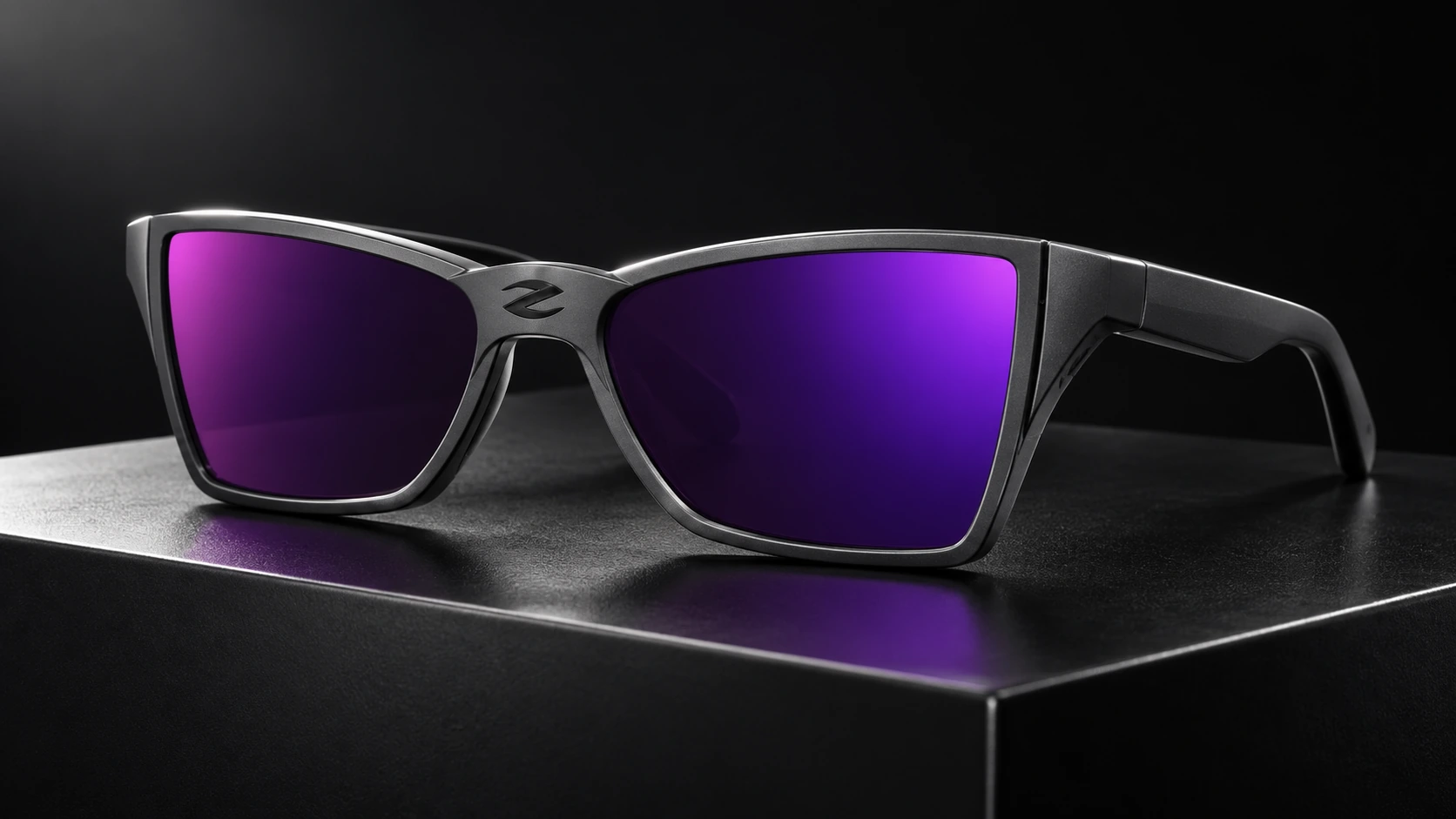 Concept studio original des lunettes graphite KRANK aux verres miroir violets angulaires sur un socle noir